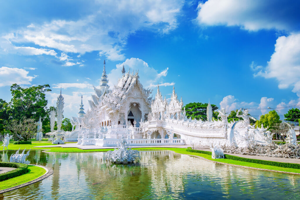 CHIANG RAI, THAILAND - OCTUBER 20 , 2016: Wat Rong Khun temple (White Temple) in CHIANG RAI, THAILAND.